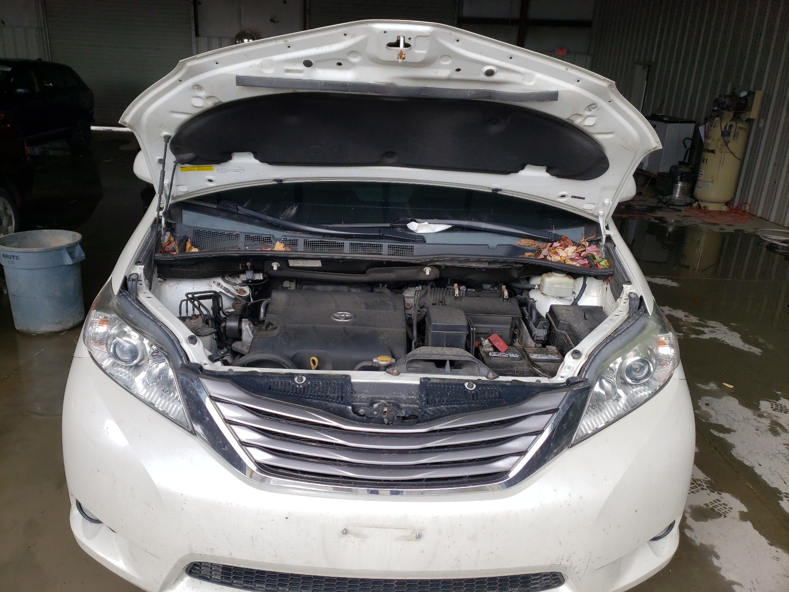 Photo 7 from auction – 2015 TOYOTA SIENNA XLE with VIN 5TDDK3DC2FS122950