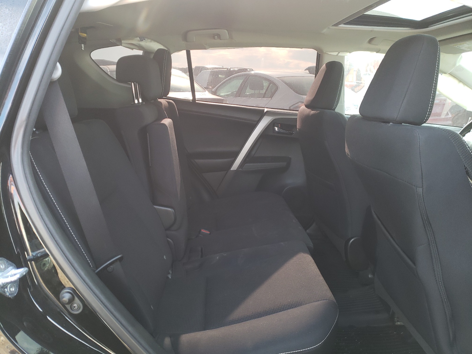Photo 6 from auction – 2017 TOYOTA RAV4 XLE with VIN 2T3RFREV0HW591291