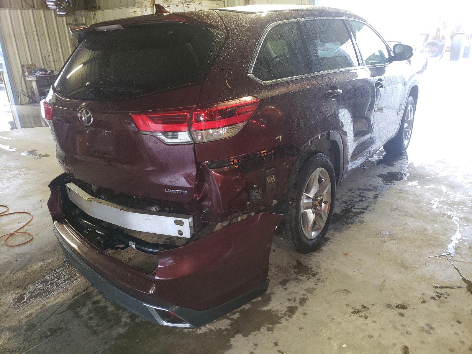 Photo 4 from auction – 2017 TOYOTA HIGHLANDER with VIN 5TDYZRFH8HS191136
