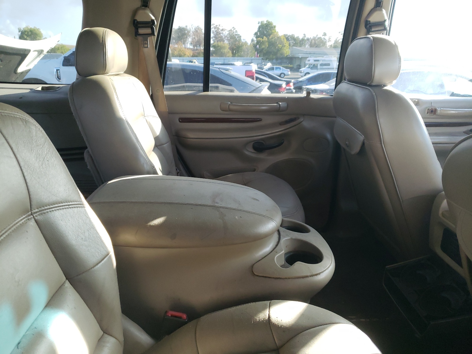 صورة رقم 6 من المزاد - 2000 LINCOLN NAVIGATOR مع VIN 5LMFU28A7YLJ20341