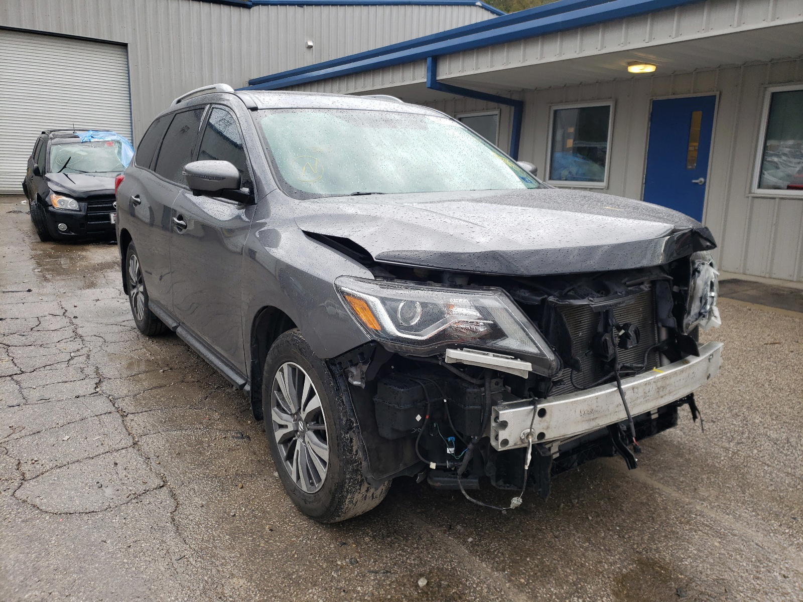 NISSAN PATHFINDER 2017 with VIN 5N1DR2MM2HC636621 - Photo from auction