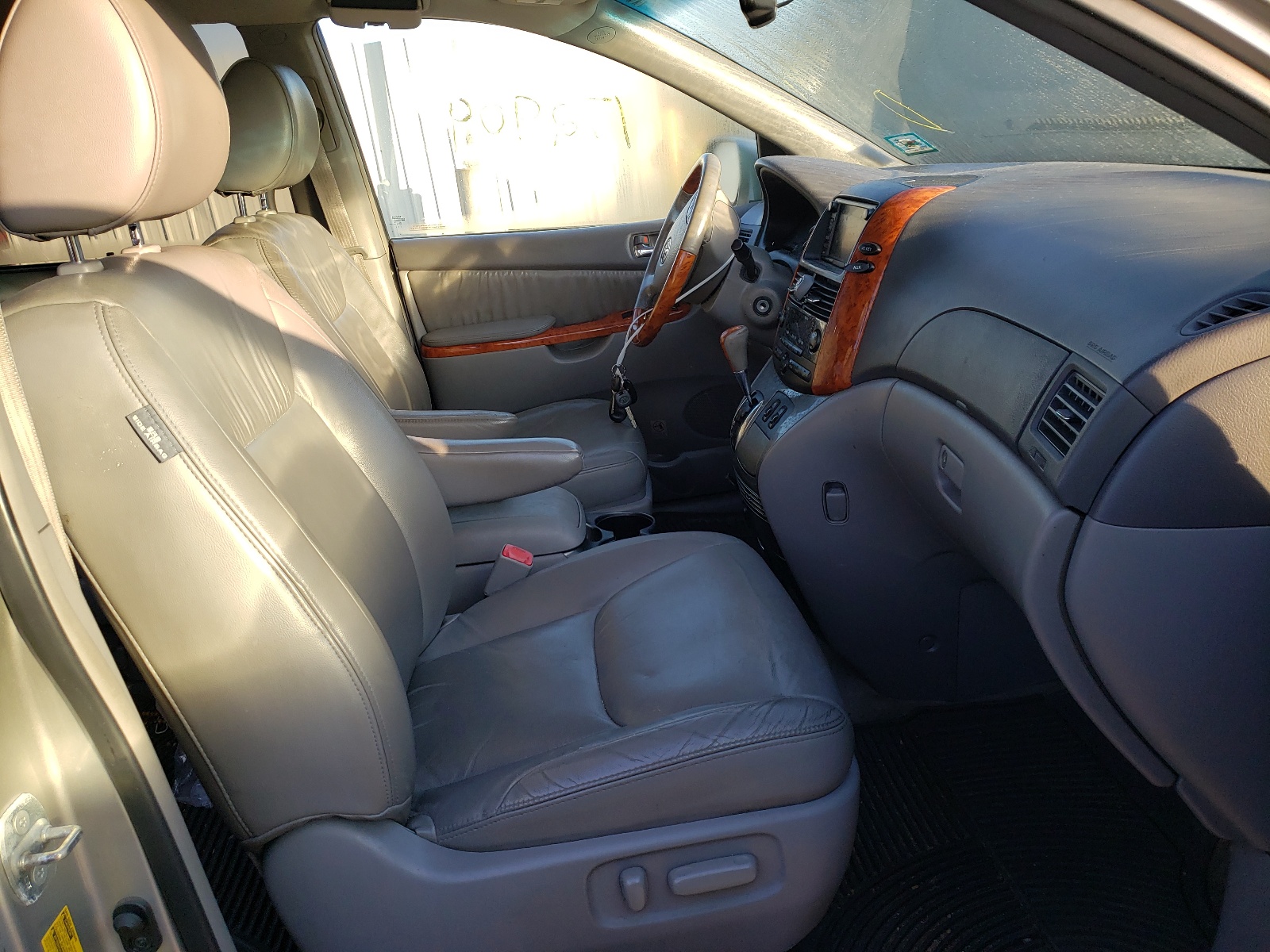 Photo 5 from auction – 2010 TOYOTA SIENNA XLE with VIN 5TDYK4CC5AS306300