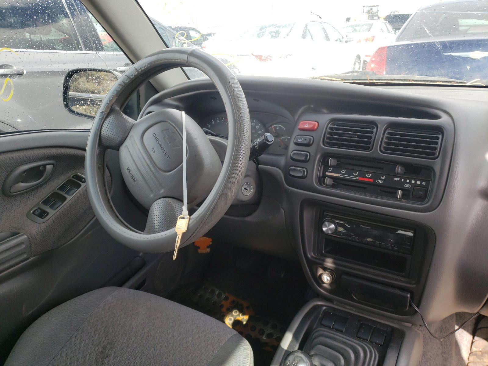 Photo 9 from auction – 2001 CHEVROLET TRACKER with VIN 2CNBJ13C716925431