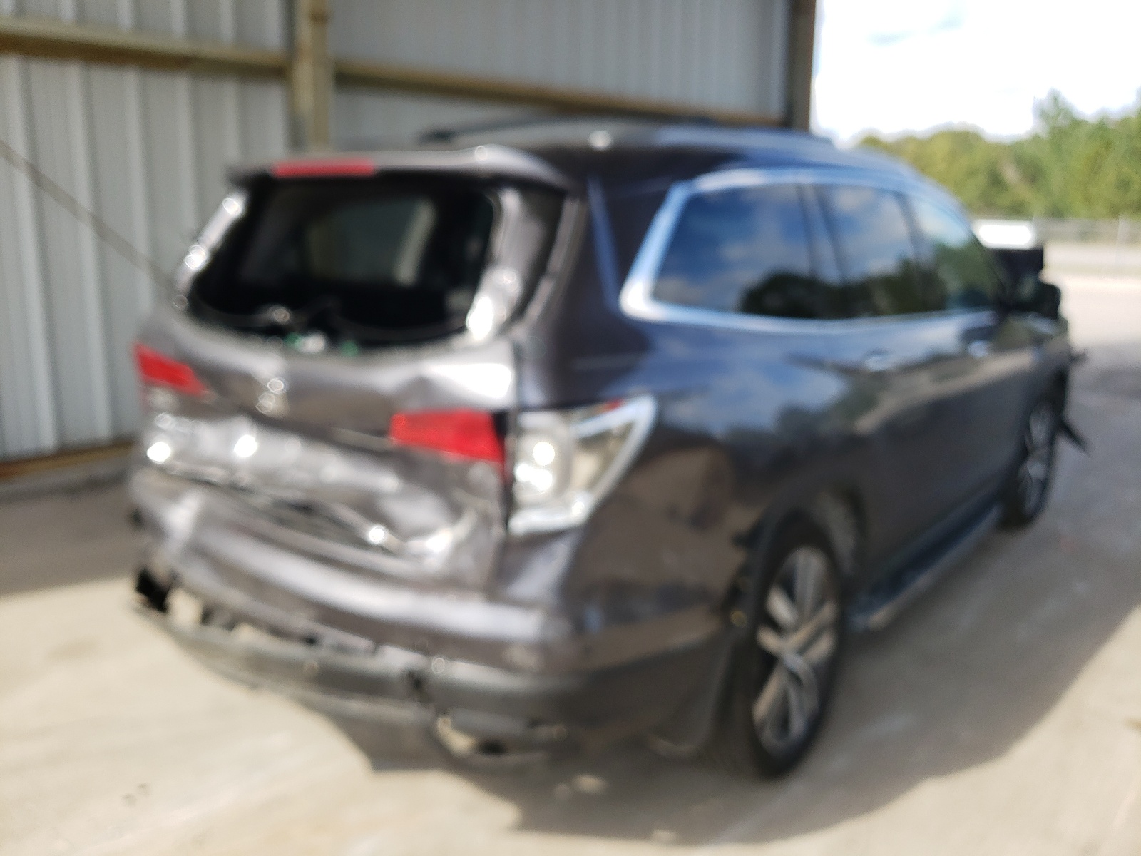 Photo 4 from auction – 2018 HONDA PILOT TOUR with VIN 5FNYF5H92JB014552