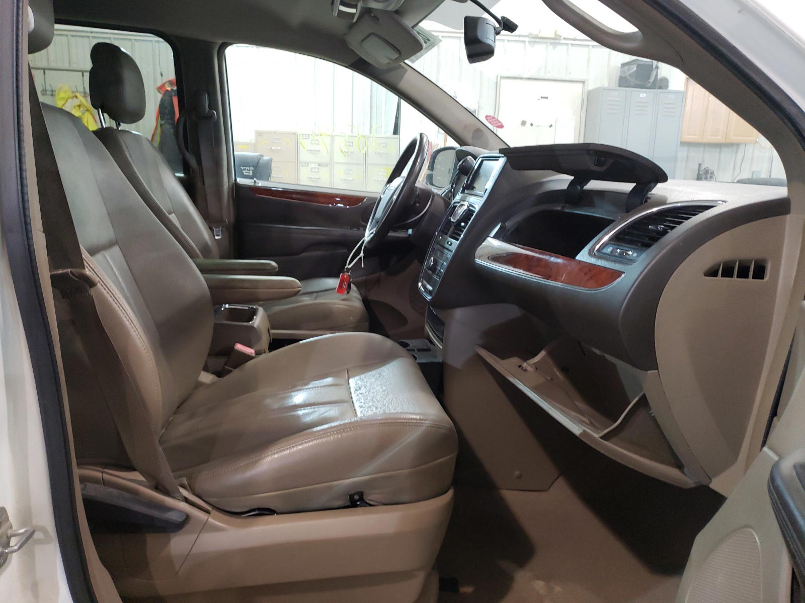 Photo 5 from auction – 2013 CHRYSLER TOWN & COU with VIN 2C4RC1BG3DR577244