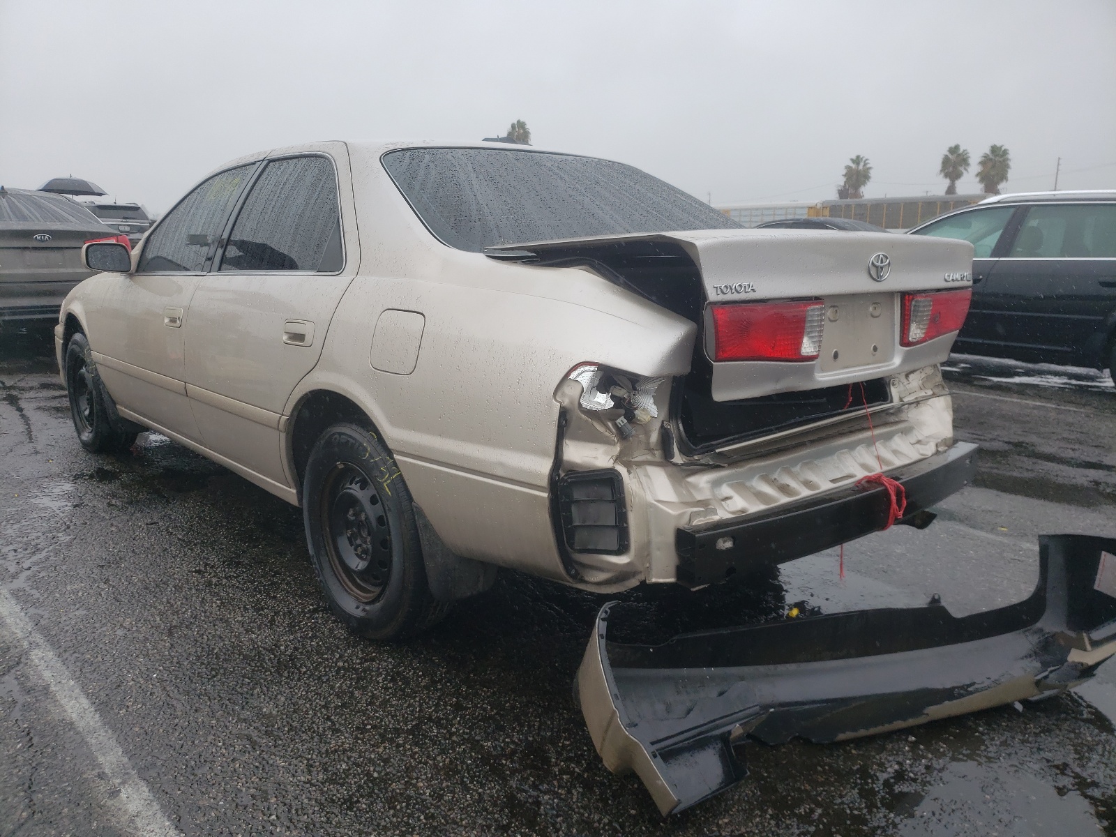 Photo 3 from auction – 2000 TOYOTA CAMRY CE with VIN 4T1BG22K8YU748820