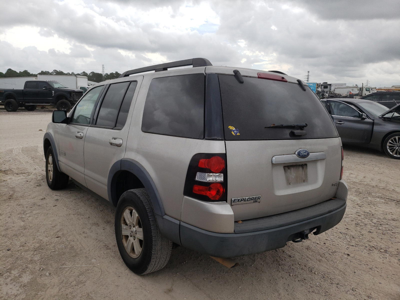Photo 3 from auction – 2007 FORD EXPLORER X with VIN 1FMEU63E87UA74060