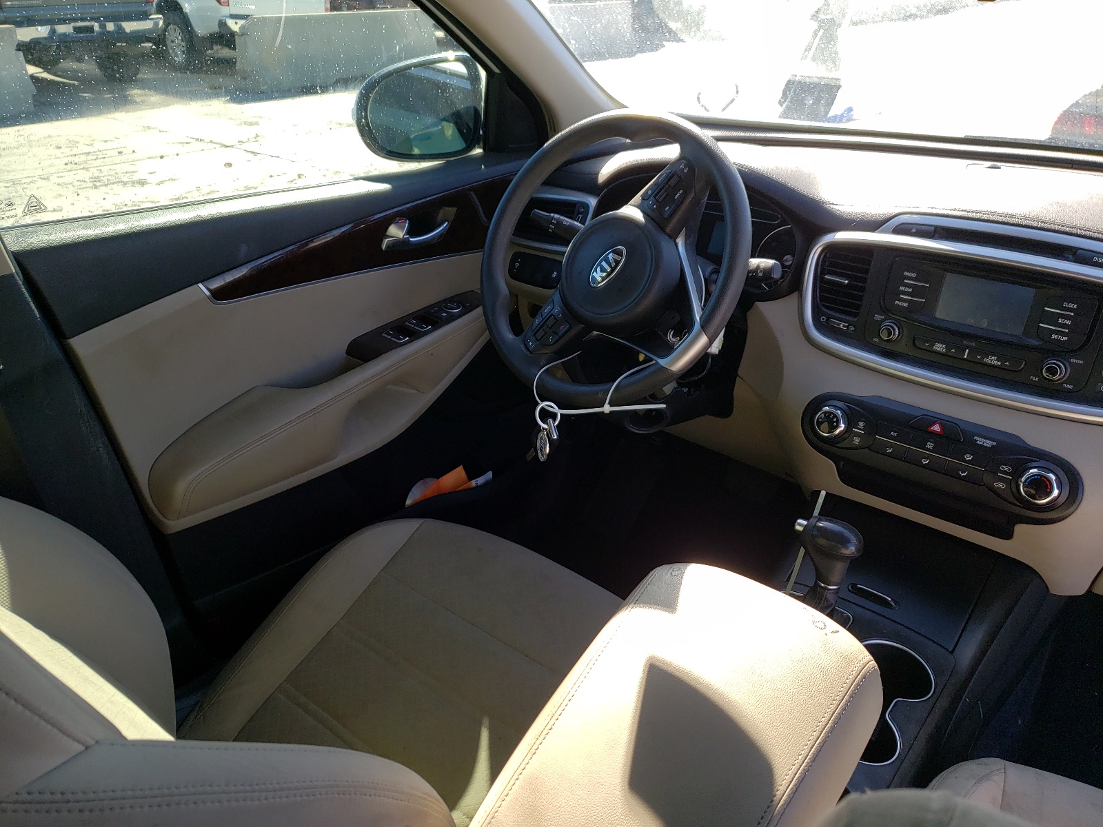 Photo 9 from auction – 2016 KIA SORENTO LX with VIN 5XYPG4A34GG147128