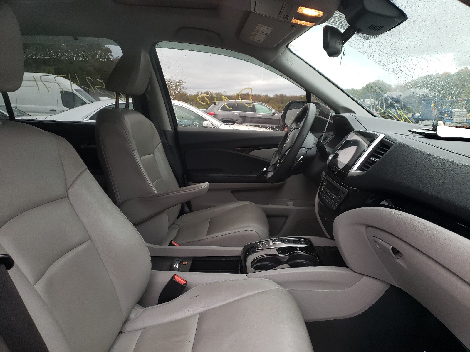 Photo 5 from auction – 2017 HONDA PILOT TOUR with VIN 5FNYF6H97HB040628