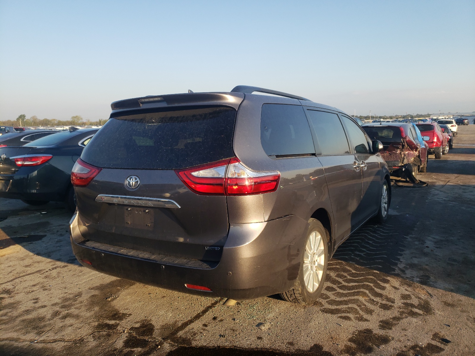 Photo 4 from auction – 2016 TOYOTA SIENNA XLE with VIN 5TDYK3DC4GS731458