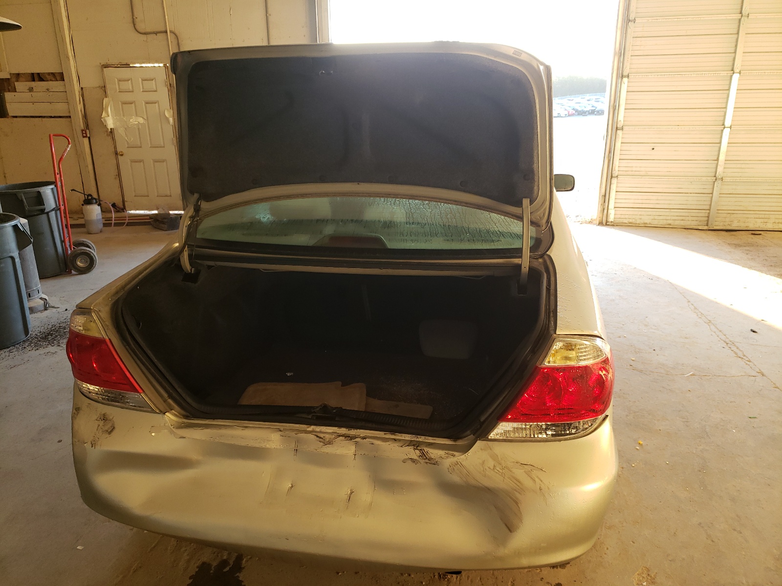 Photo 9 from auction – 2006 TOYOTA CAMRY LE with VIN 4T1BE32K06U726917