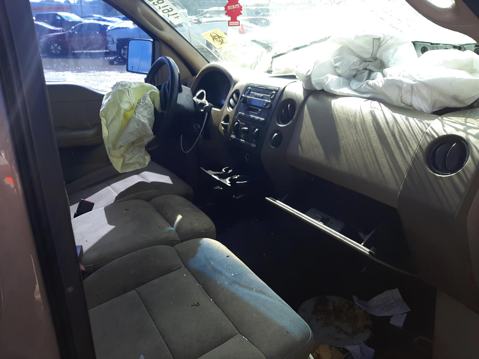 Photo 5 from auction – 2005 FORD F150 with VIN 1FTRF12W05NB46423