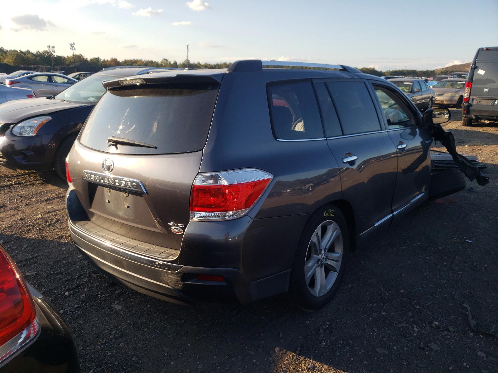 Photo 4 from auction – 2013 TOYOTA HIGHLANDER with VIN 5TDDK3EH8DS205516