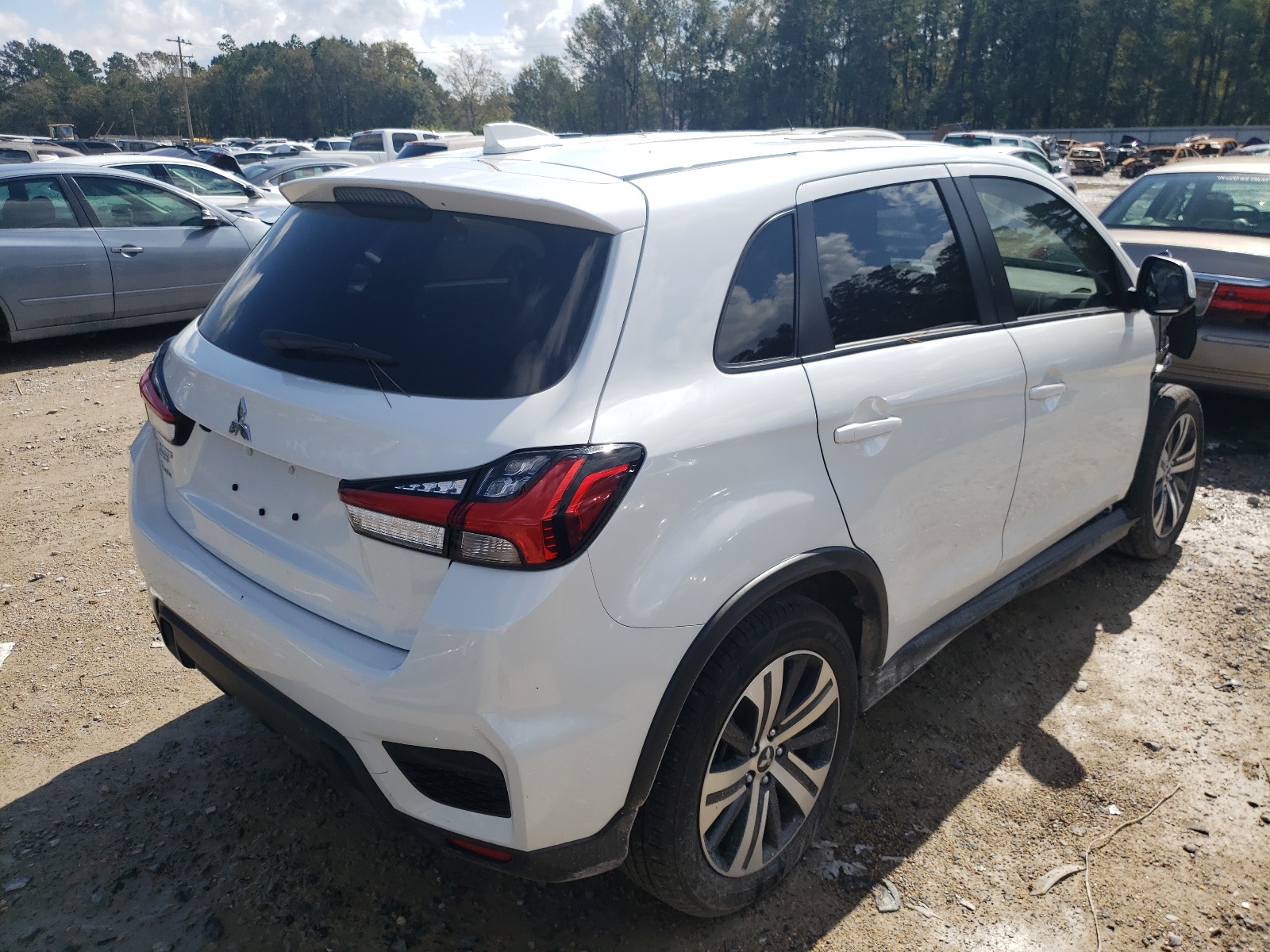 Photo 4 from auction – 2021 MITSUBISHI OUTLANDER with VIN JA4APUAU5MU021055