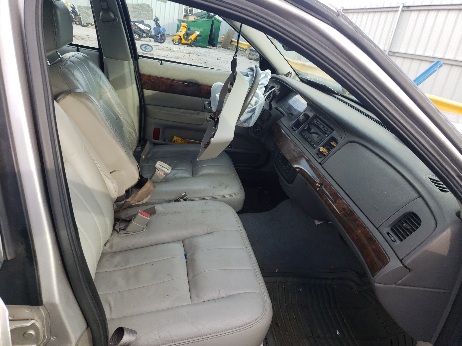 Photo 5 from auction – 2005 MERCURY GRAND MARQ with VIN 2MEFM75W35X633006