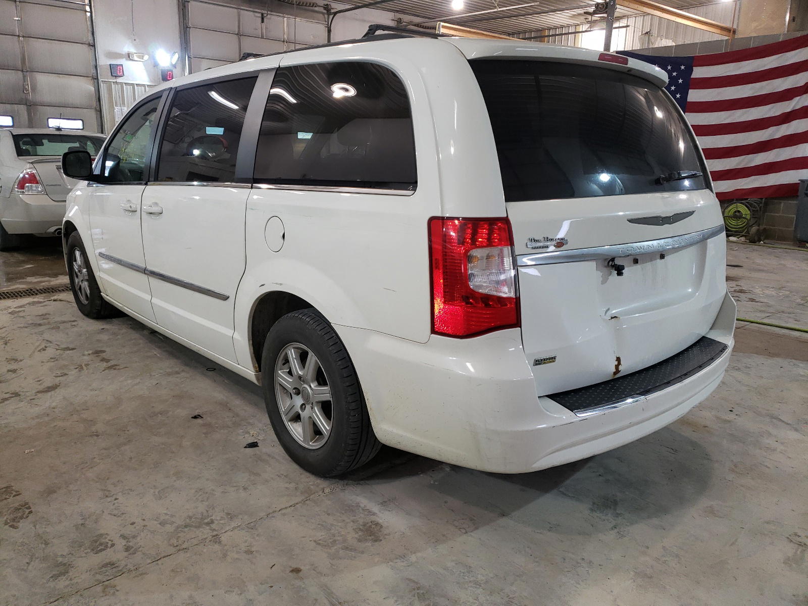 Photo 3 from auction – 2013 CHRYSLER TOWN & COU with VIN 2C4RC1BG3DR577244