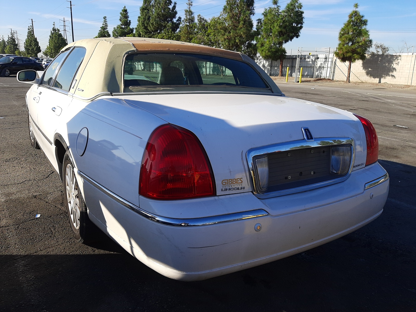 Photo 3 from auction – 2004 LINCOLN TOWN CAR E with VIN 1LNHM81W94Y604545