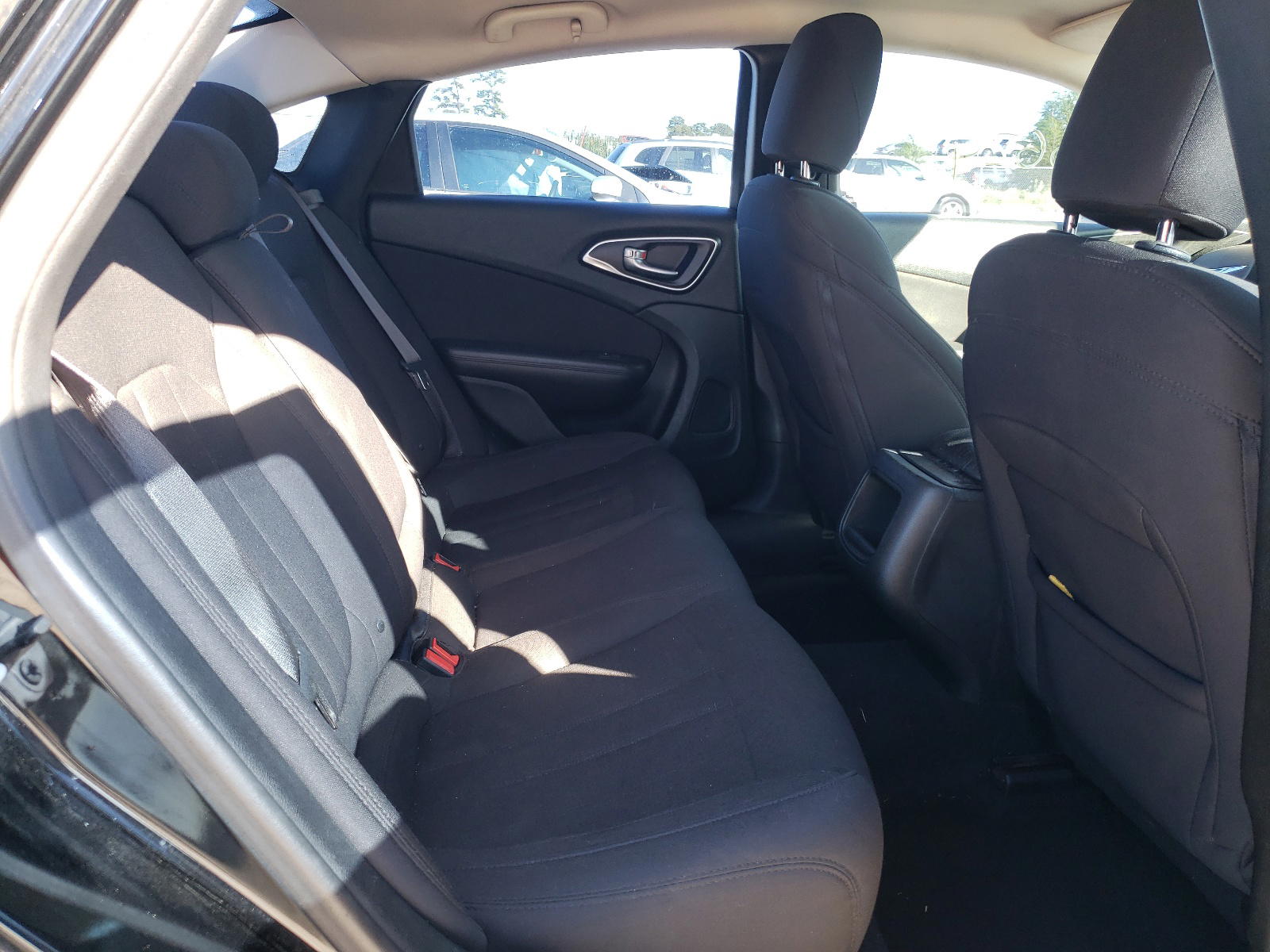 Photo 6 from auction – 2015 CHRYSLER 200 LIMITE with VIN 1C3CCCABXFN652338