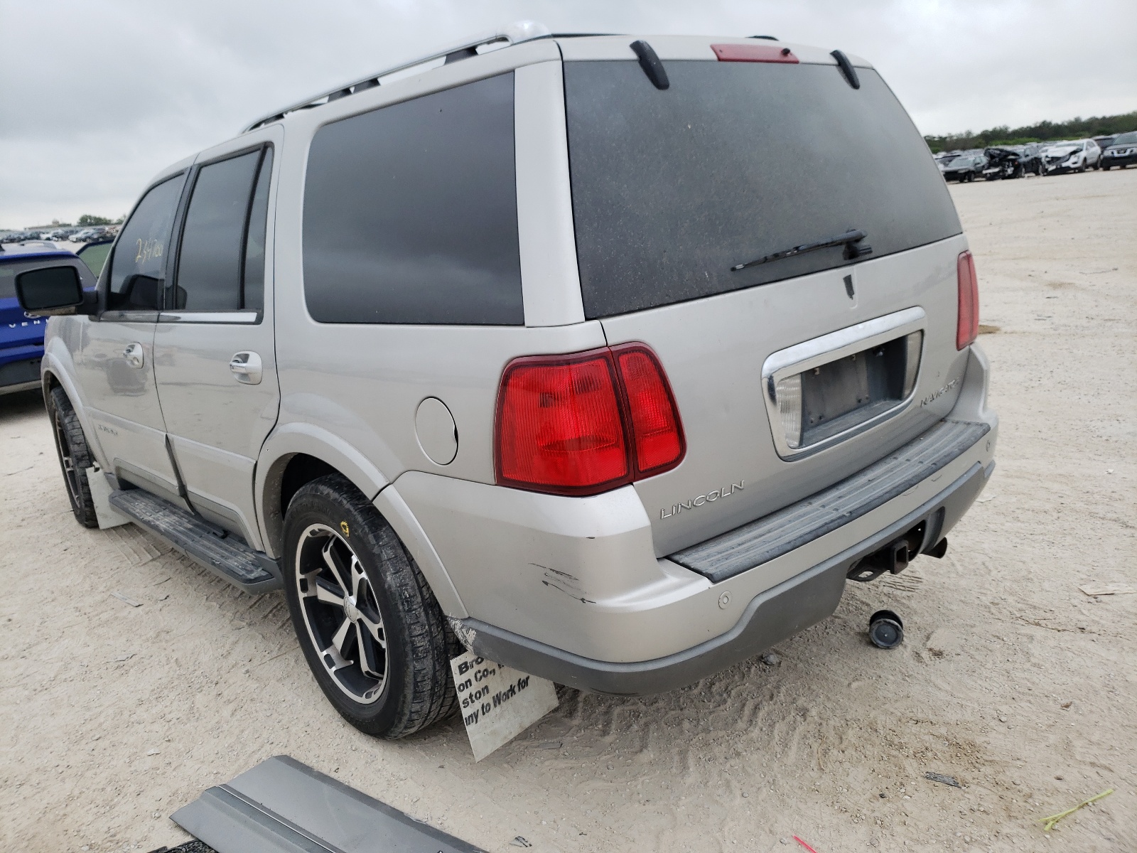 Photo 3 from auction – 2003 LINCOLN NAVIGATOR with VIN 5LMFU27R03LJ15675