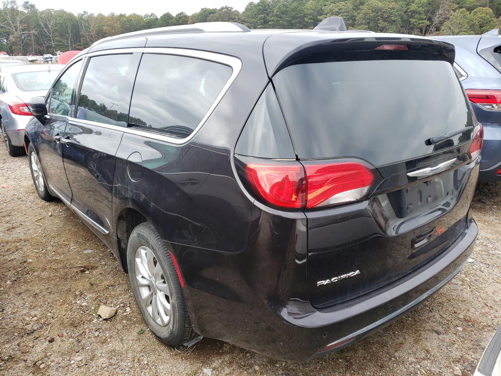 Photo 3 from auction – 2019 CHRYSLER PACIFICA T with VIN 2C4RC1BG4KR575869