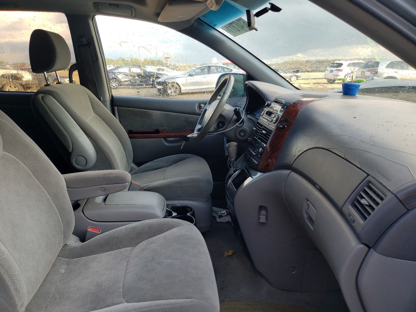 Photo 5 from auction – 2004 TOYOTA SIENNA XLE with VIN 5TDZA22C64S137339