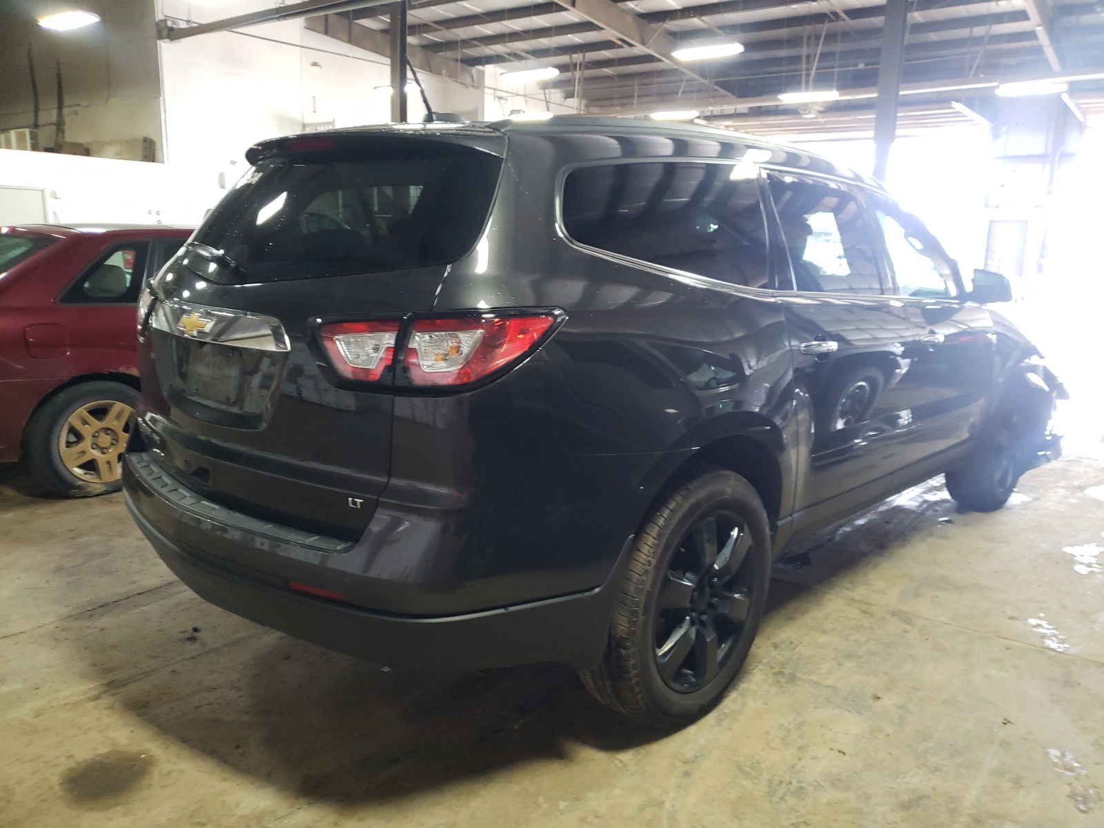Photo 4 from auction – 2017 CHEVROLET TRAVERSE L with VIN 1GNKVGKD5HJ306109