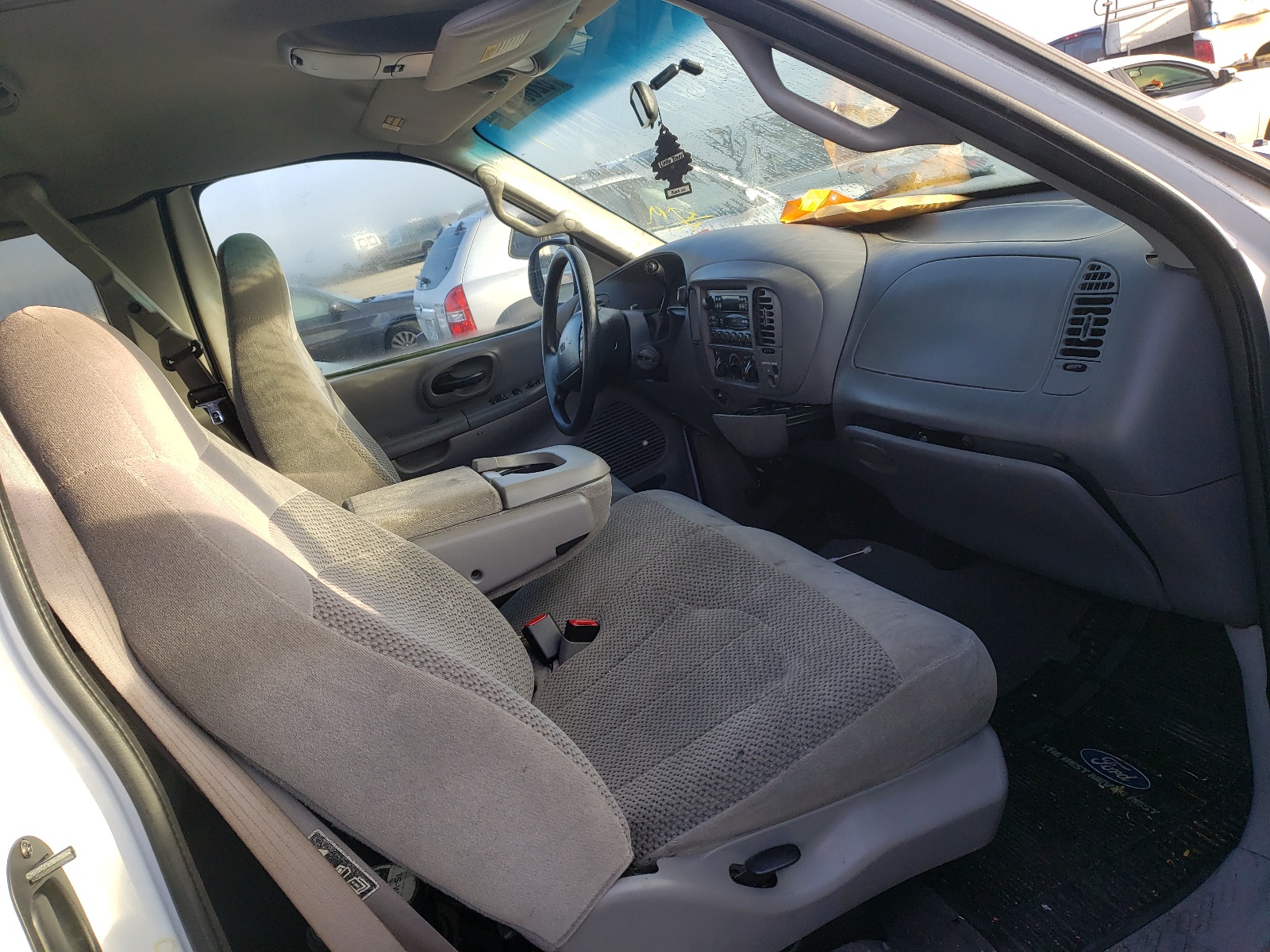 Photo 5 from auction – 2000 FORD F150 with VIN 1FTPX17L0YKB18341