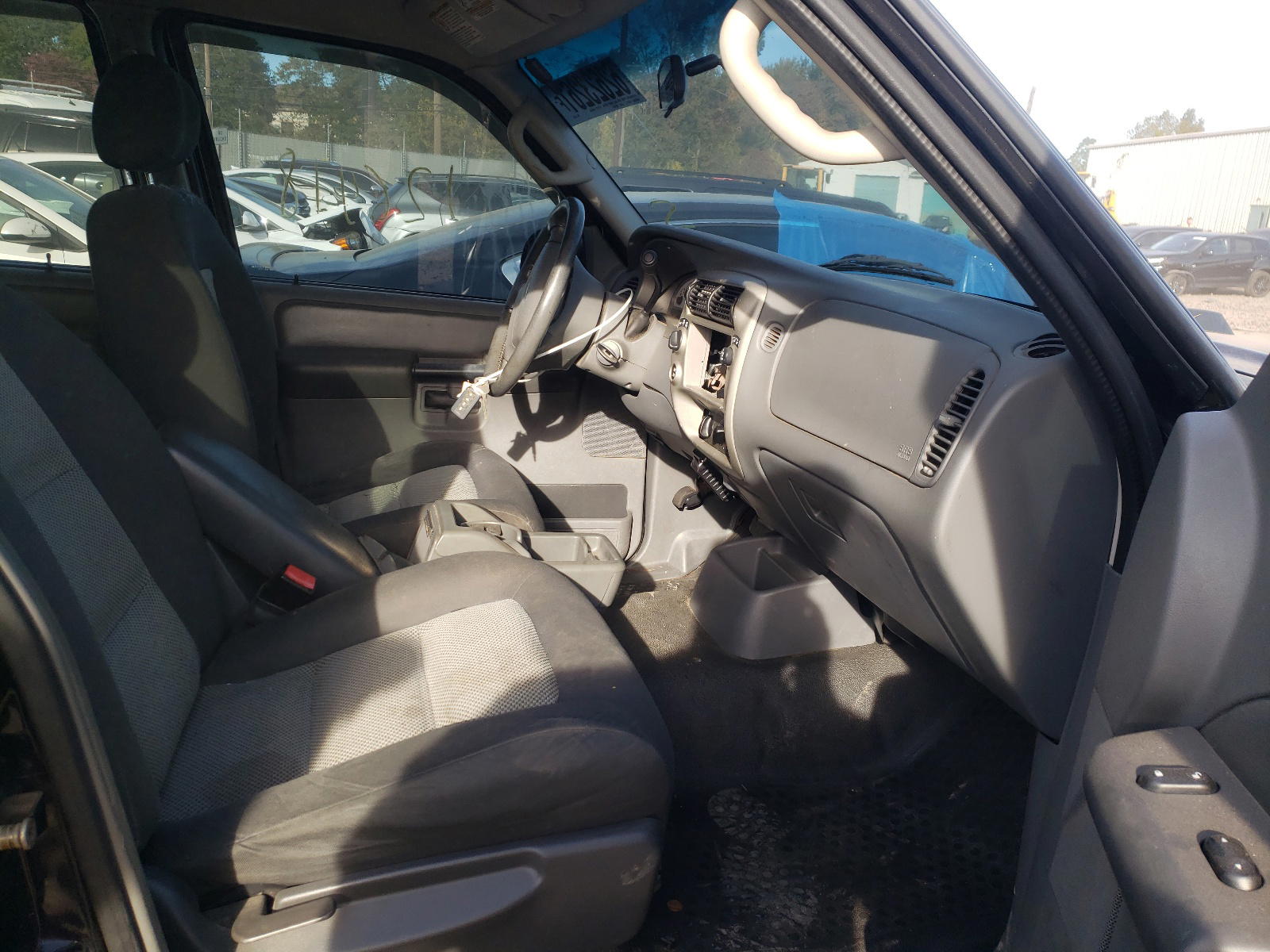 Photo 5 from auction – 2004 FORD EXPLORER S with VIN 1FMZU77K44UC27875