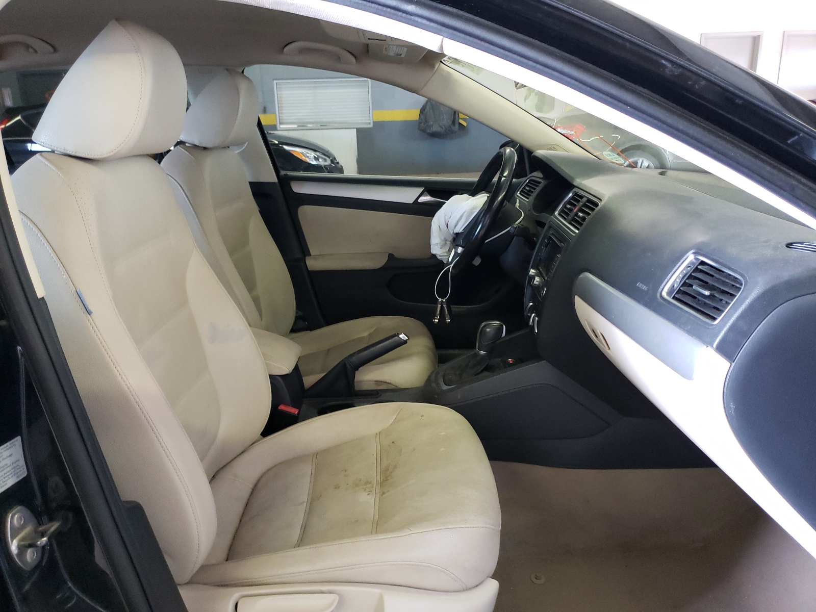 Photo 5 from auction – 2011 VOLKSWAGEN JETTA SEL with VIN 3VWLX7AJ3BM093764