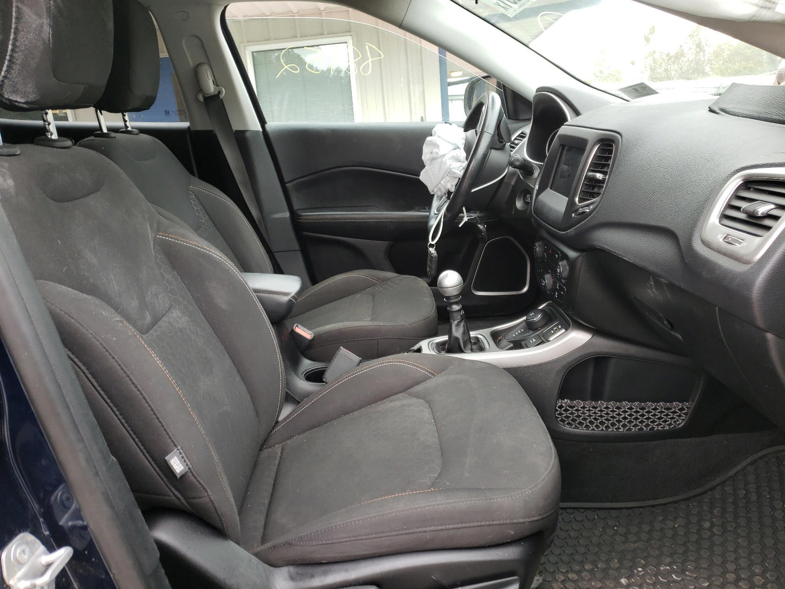 Photo 5 from auction – 2018 JEEP COMPASS with VIN 3C4NJDAB0JT117060