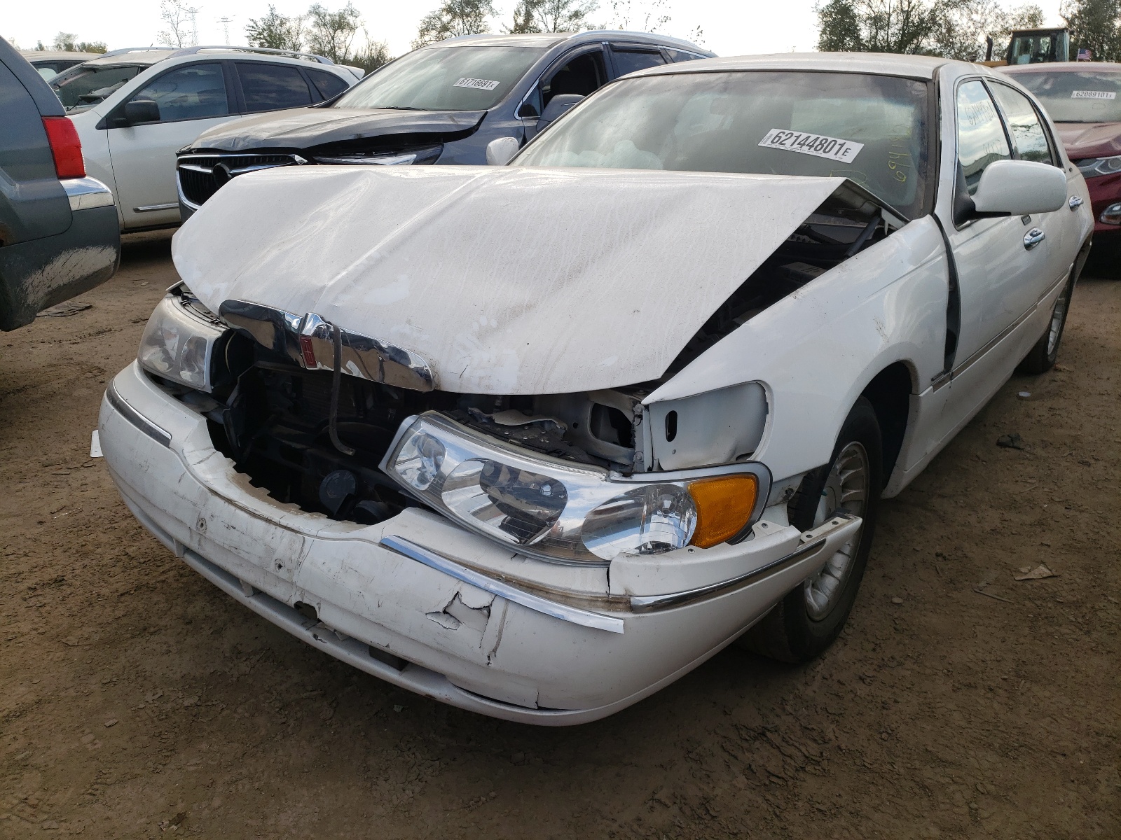 Photo 2 from auction – 1999 LINCOLN TOWN CAR E with VIN 1LNHM81W3XY694182