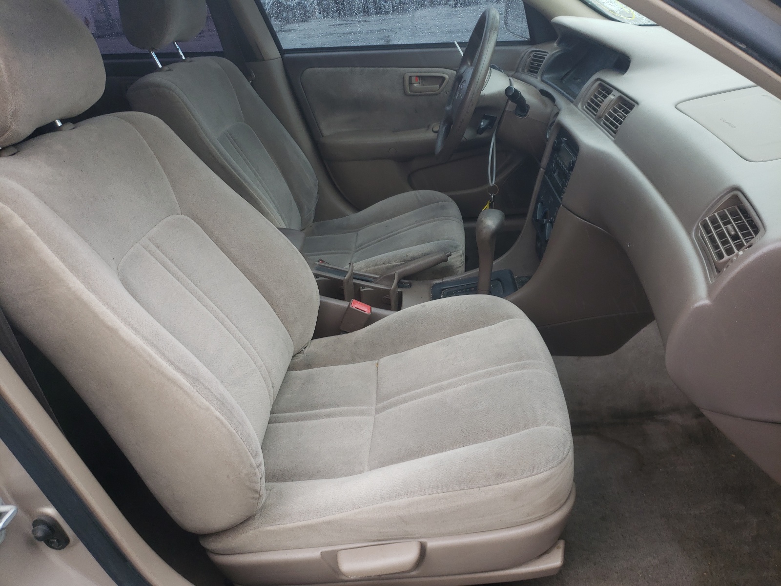 Photo 5 from auction – 2000 TOYOTA CAMRY CE with VIN 4T1BG22K8YU748820
