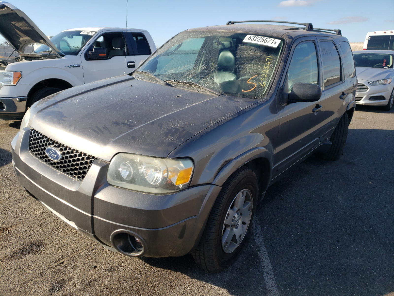 Photo 2 from auction – 2005 FORD ESCAPE LIM with VIN 1FMCU94165KD74645