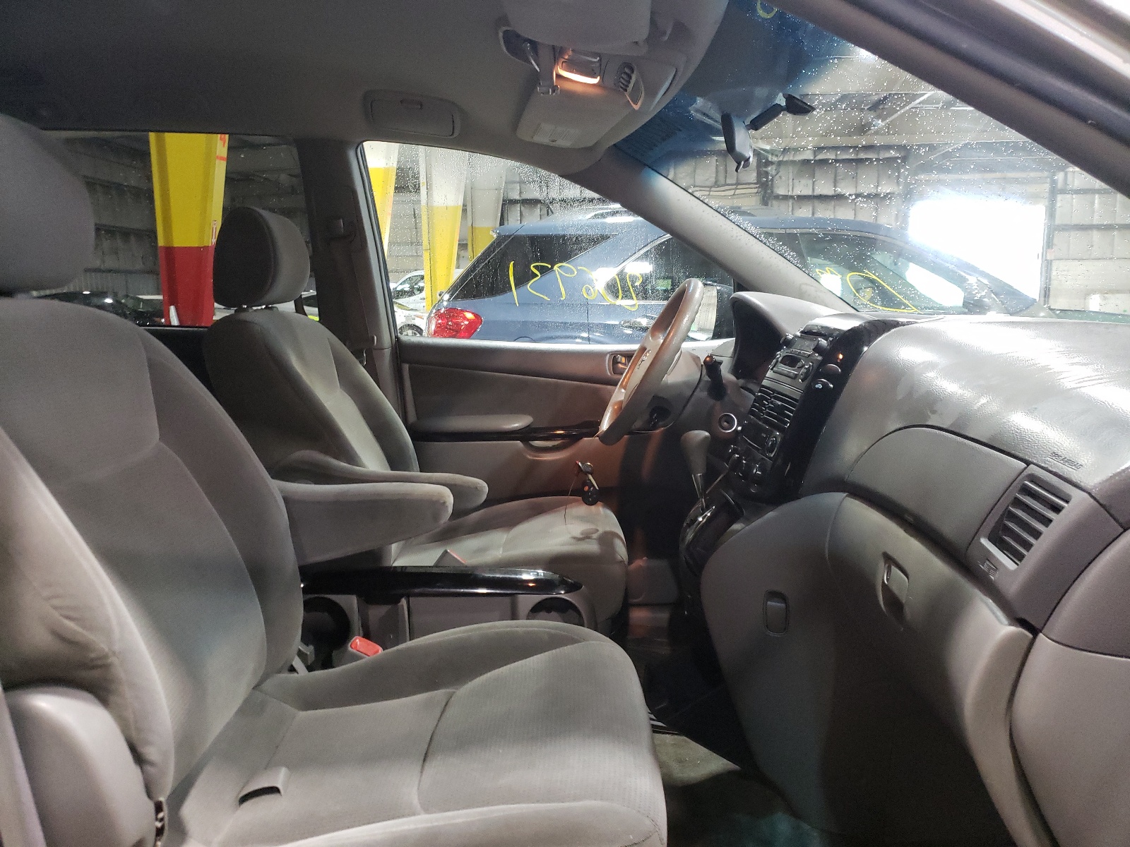 Photo 5 from auction – 2005 TOYOTA SIENNA with VIN 5TDZA23C55S350055