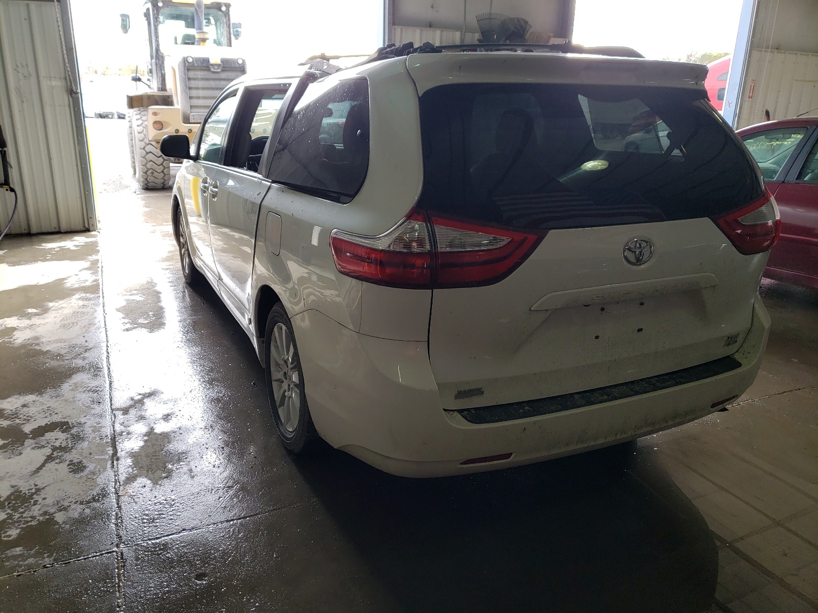Photo 3 from auction – 2015 TOYOTA SIENNA XLE with VIN 5TDDK3DC2FS122950