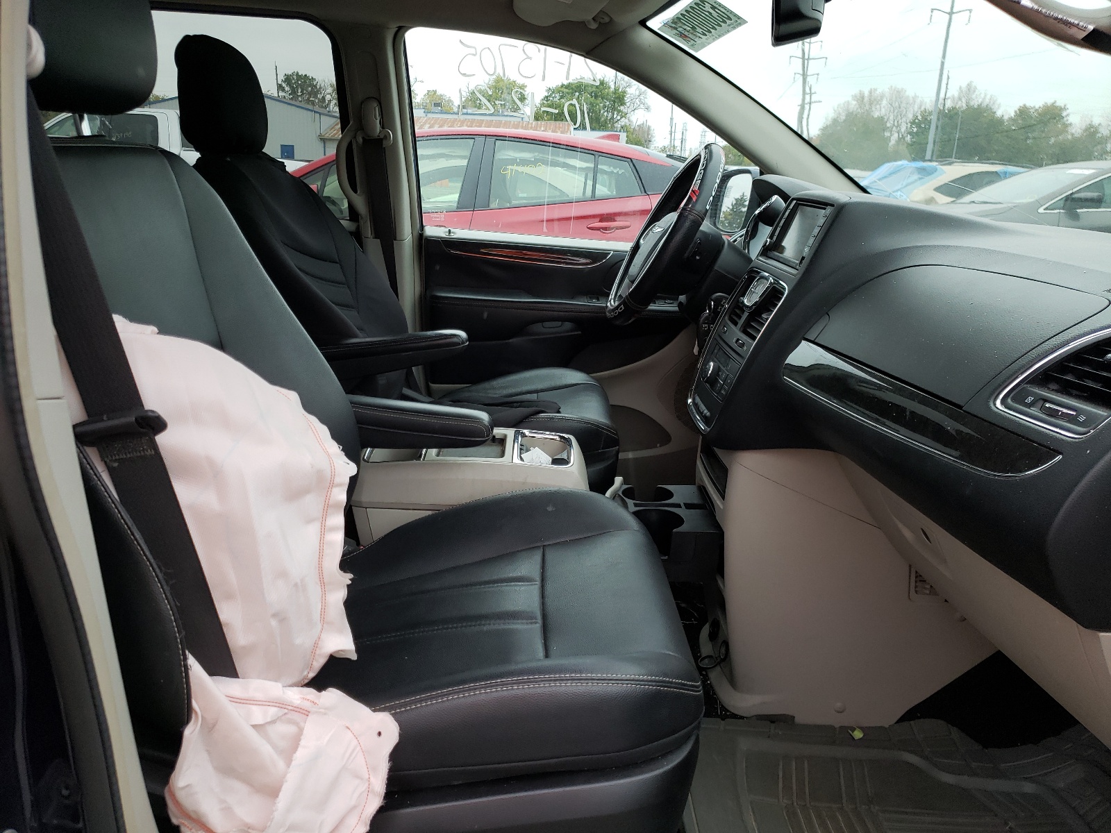 Photo 5 from auction – 2016 CHRYSLER TOWN & COU with VIN 2C4RC1BG3GR157956