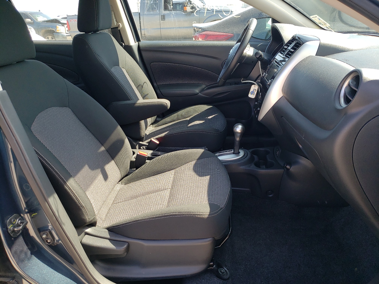 Zdjęcie 5 z aukcji – 2017 NISSAN VERSA S z VIN 3N1CN7AP1HL906906