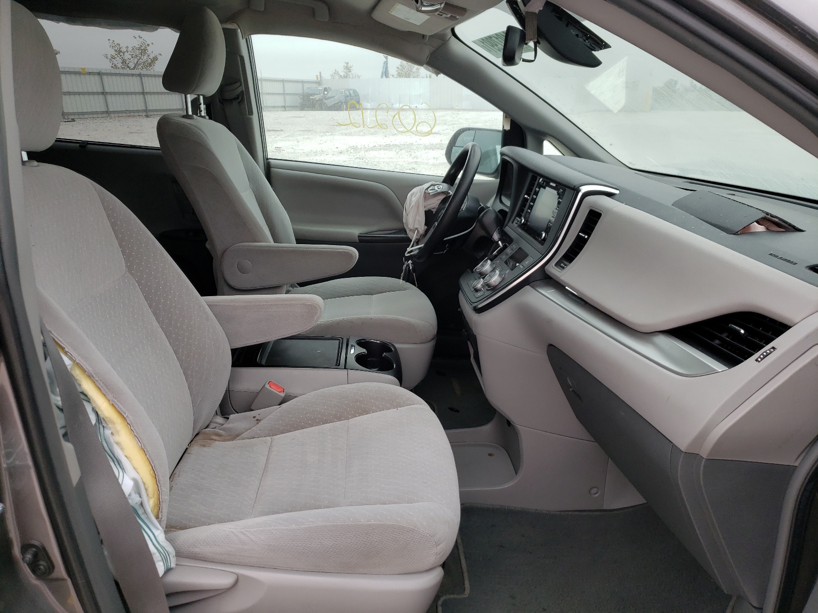 Photo 6 from auction – 2018 TOYOTA SIENNA XLE with VIN 5TDKZ3DC0JS904806