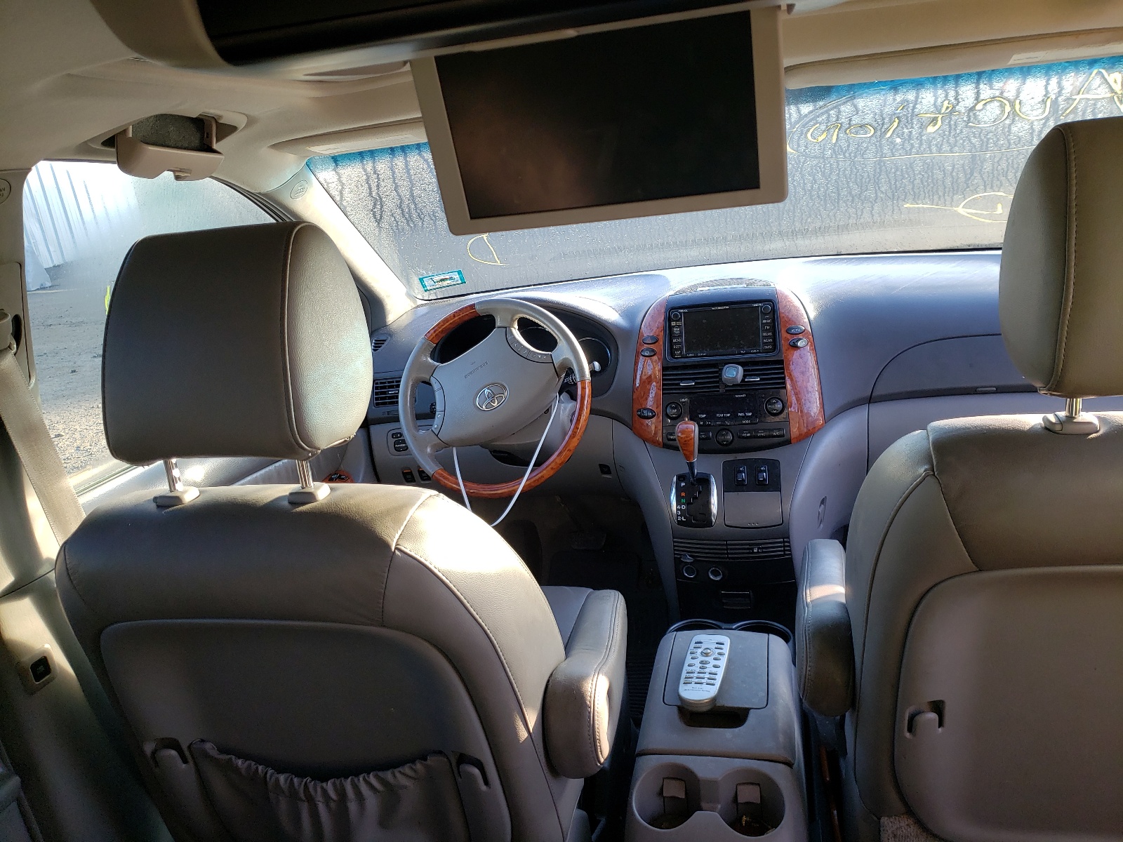 Photo 9 from auction – 2010 TOYOTA SIENNA XLE with VIN 5TDYK4CC5AS306300