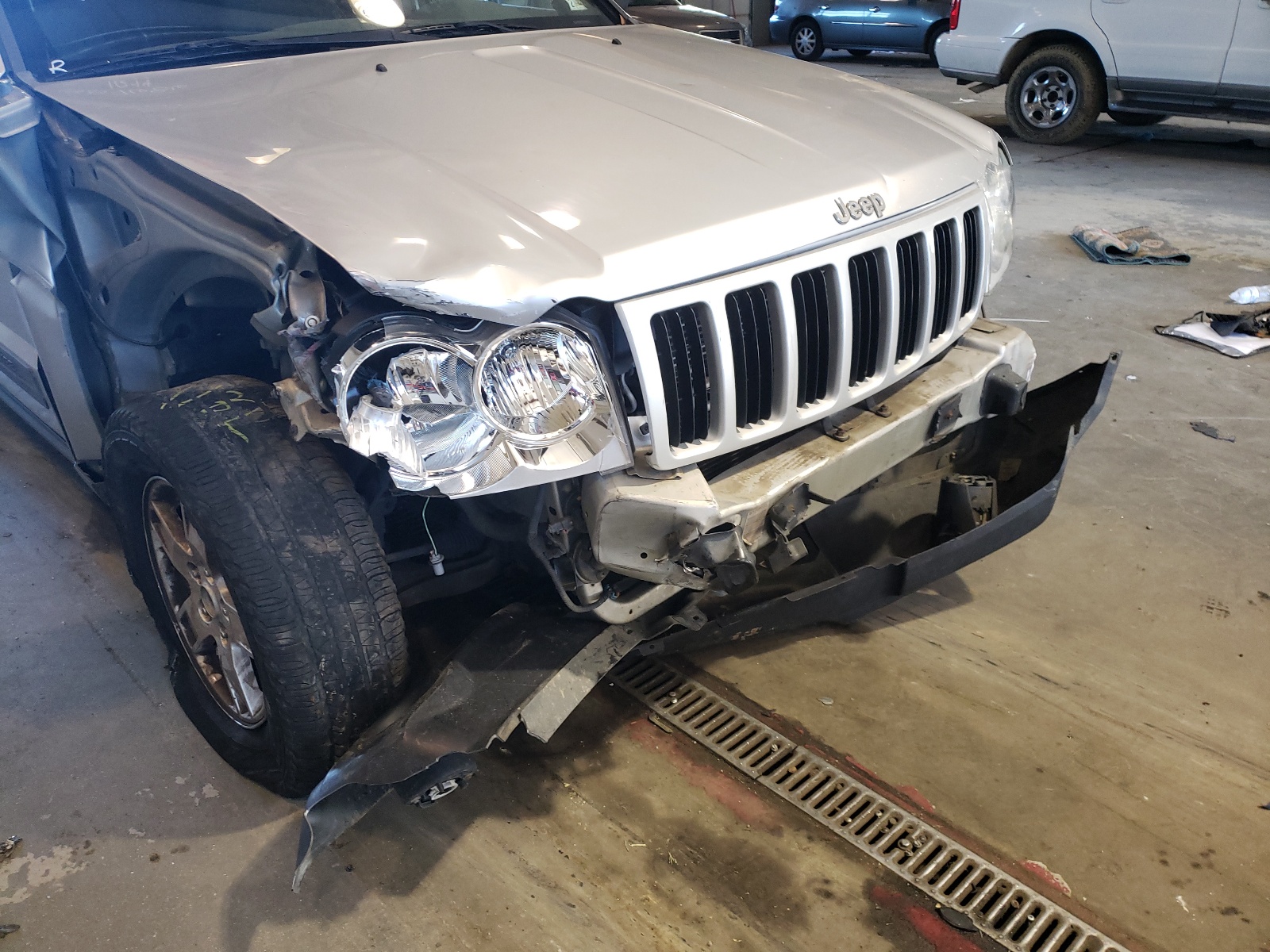 Photo 9 from auction – 2005 JEEP GRAND CHER with VIN 1J8HS48N25C557866
