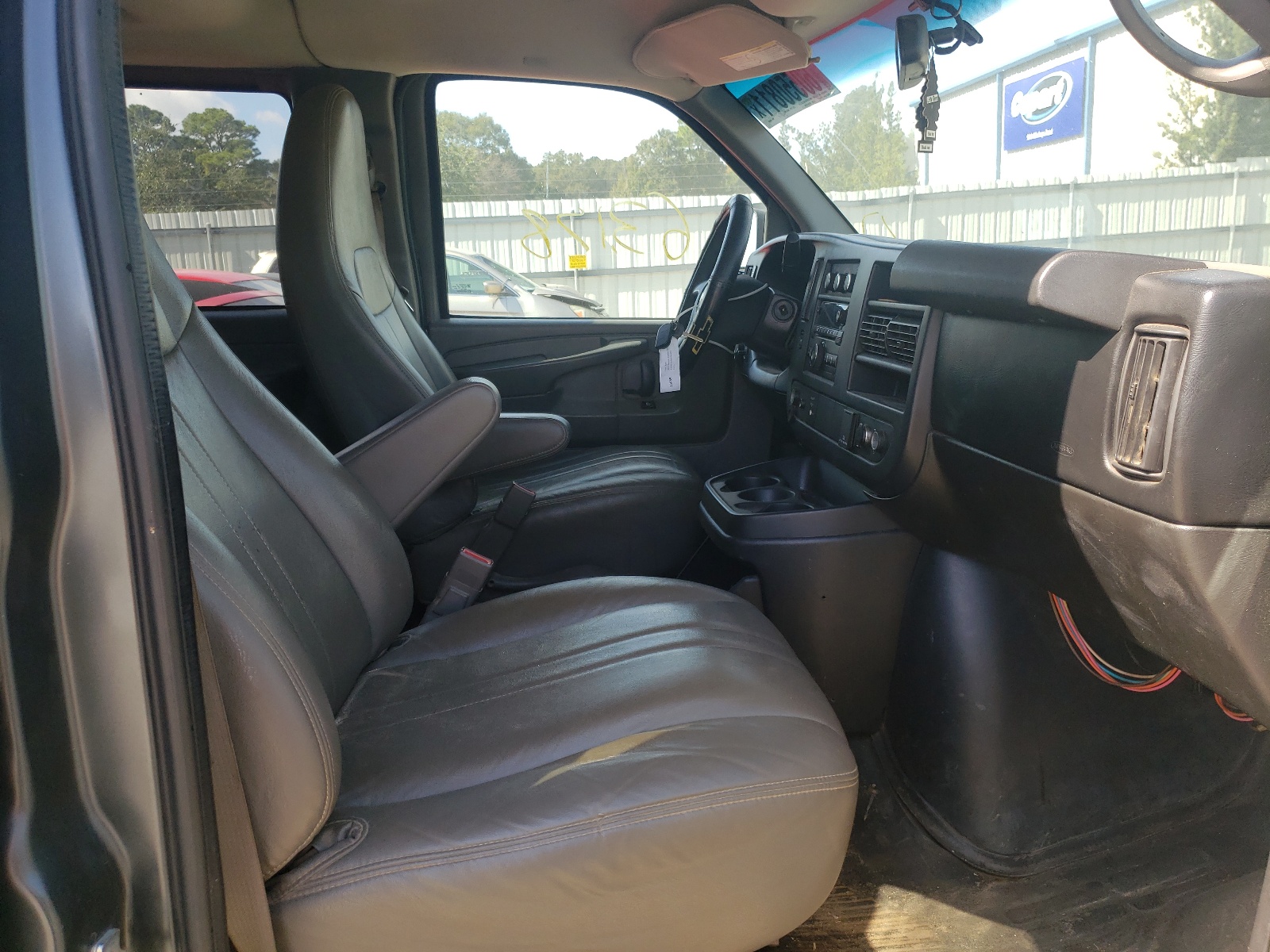 Photo 5 from auction – 2015 CHEVROLET EXPRESS G2 with VIN 1GNWGPFGXF1196509