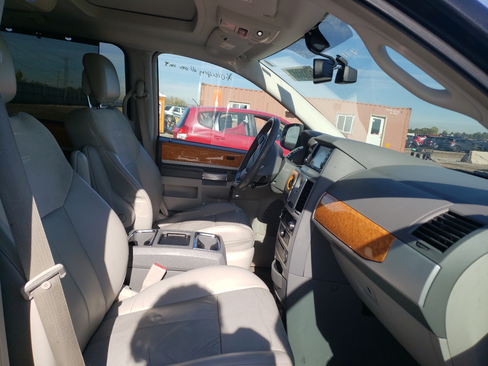 Photo 5 from auction – 2010 CHRYSLER TOWN & COU with VIN 2A4RR7DX5AR321787