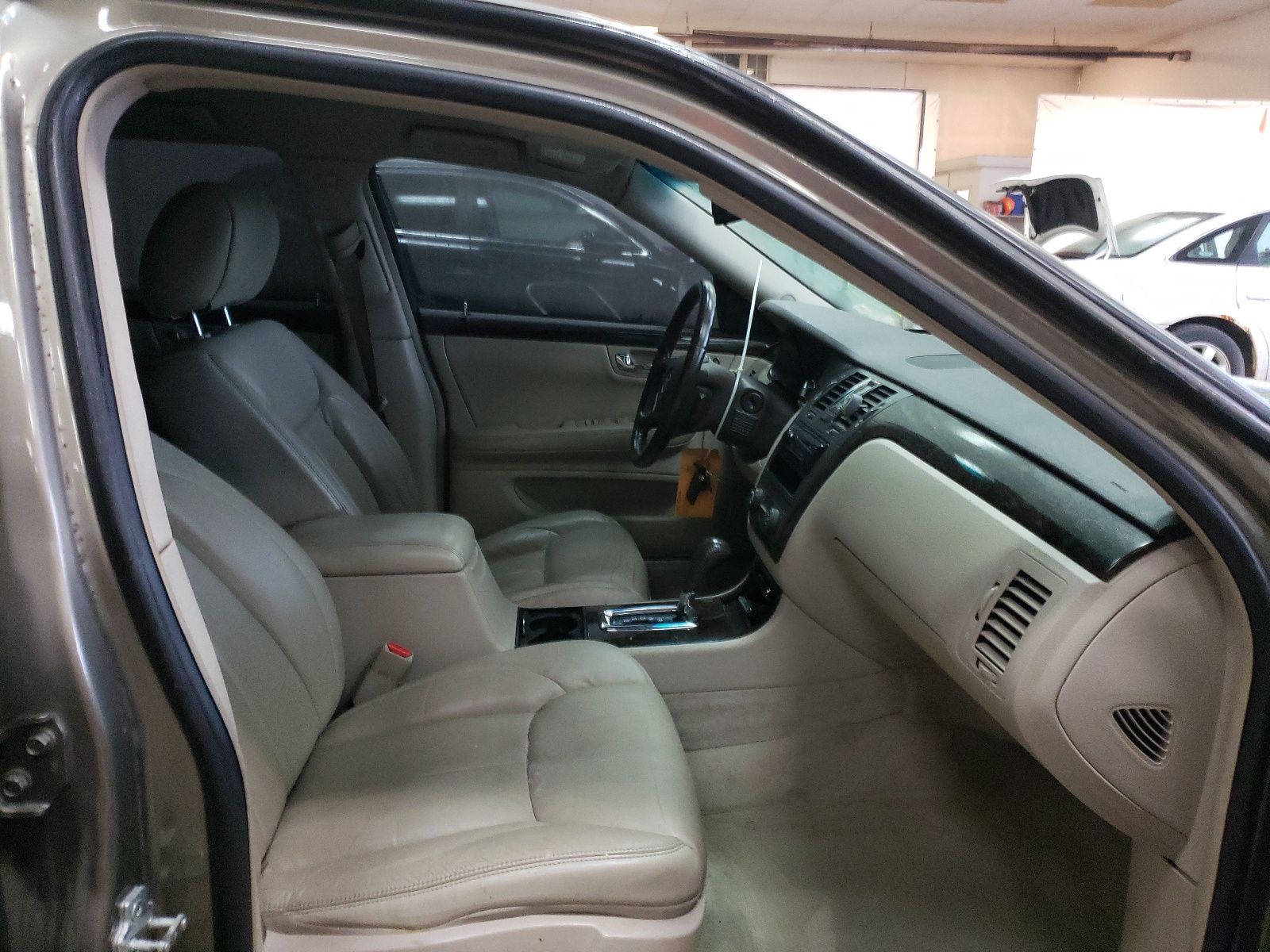 Photo 5 from auction – 2010 CADILLAC DTS with VIN 1G6KA5EY1AU119335