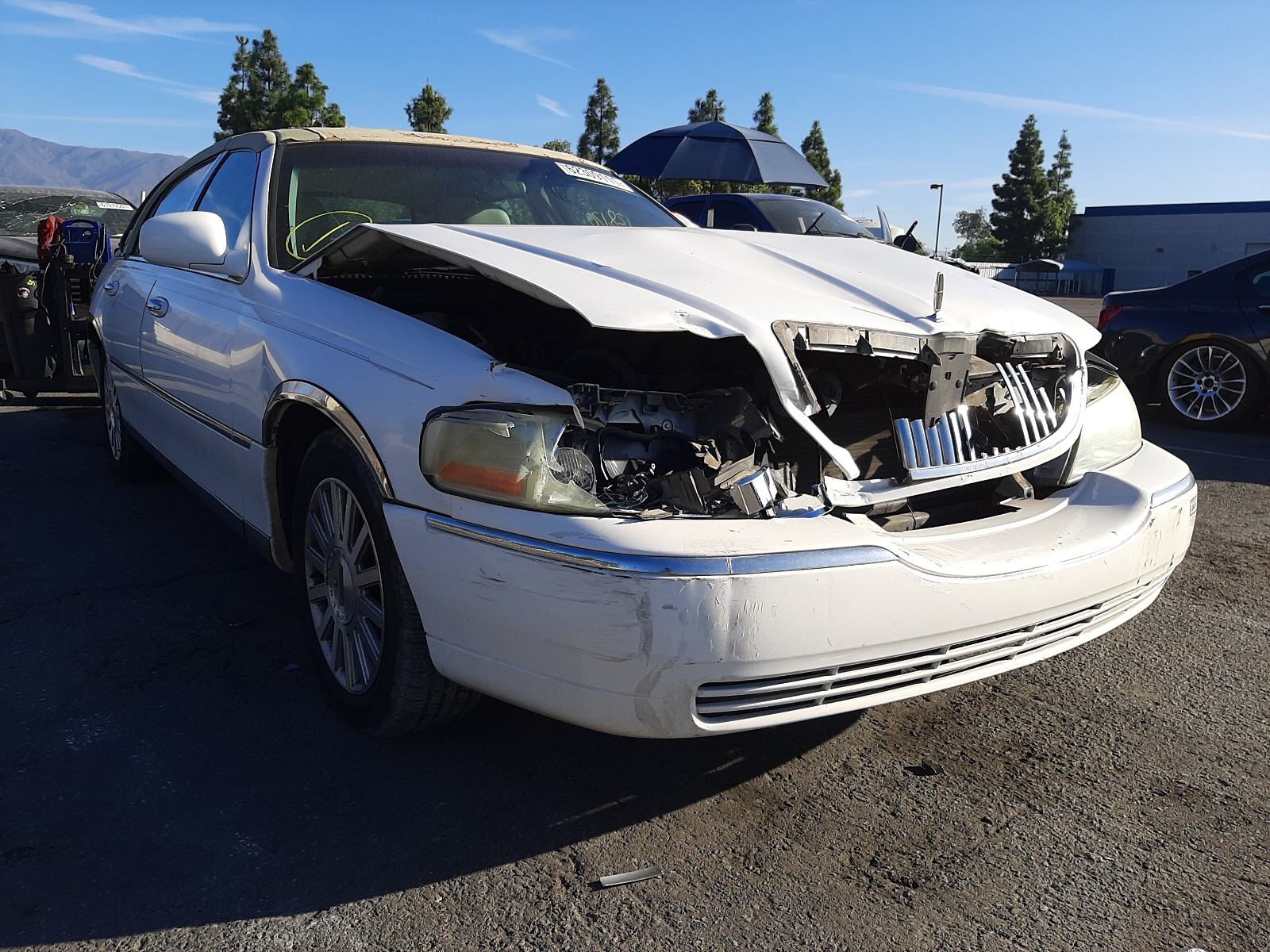 LINCOLN TOWN CAR E 2004 with VIN 1LNHM81W94Y604545 - Photo from auction