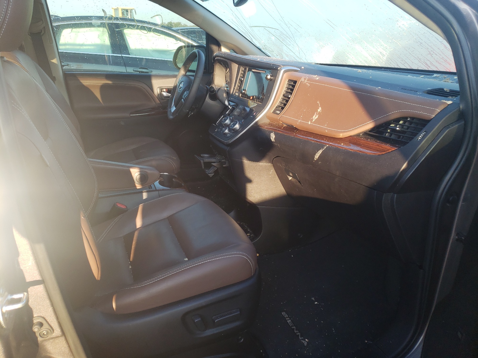 Photo 5 from auction – 2016 TOYOTA SIENNA XLE with VIN 5TDYK3DC4GS731458