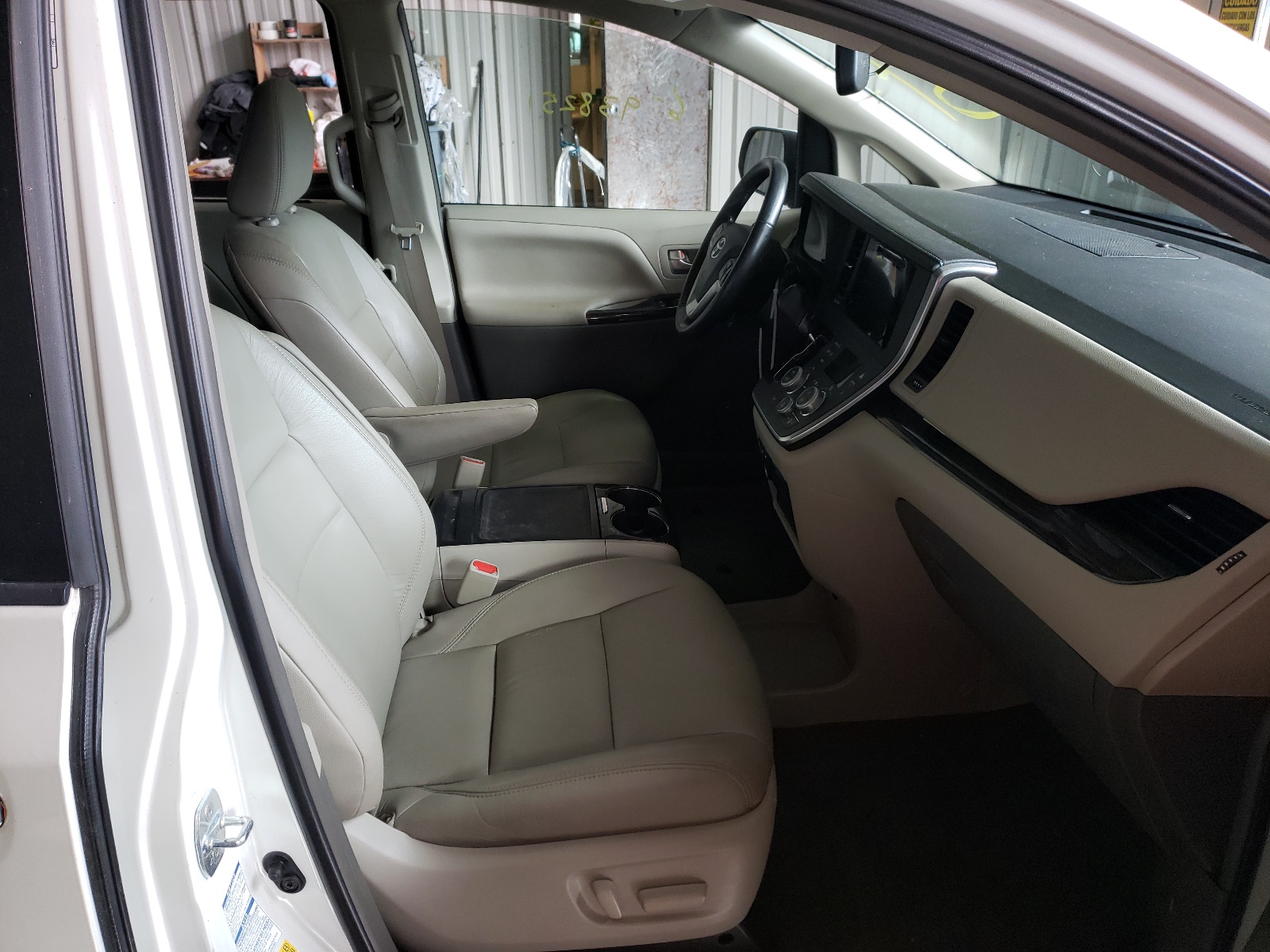 Photo 5 from auction – 2015 TOYOTA SIENNA XLE with VIN 5TDDK3DC2FS122950