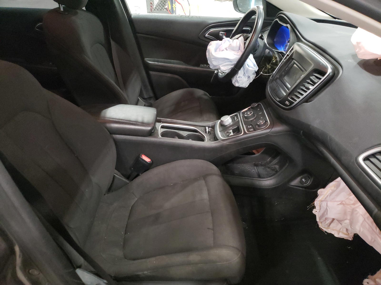 Photo 5 from auction – 2015 CHRYSLER 200 LIMITE with VIN 1C3CCCAB2FN733379