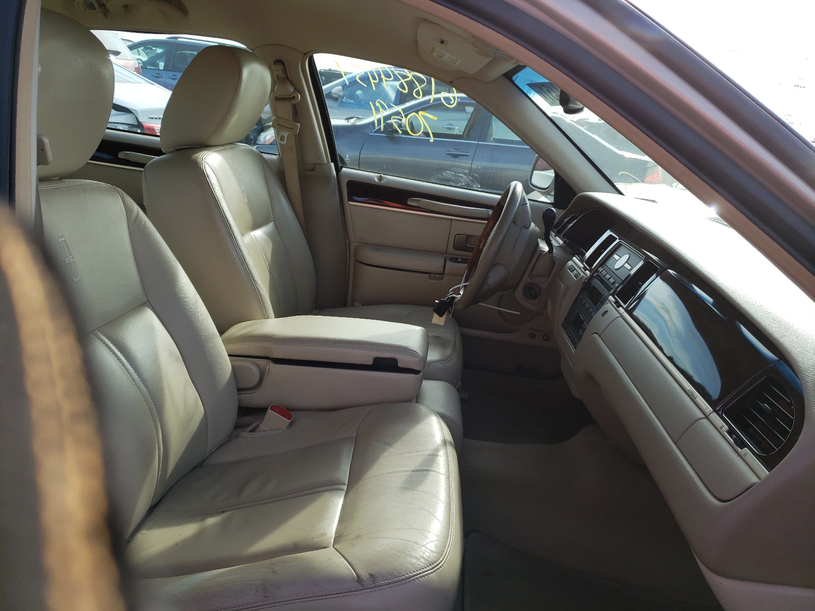 Photo 5 from auction – 2011 LINCOLN TOWN CAR S with VIN 2LNBL8CV4BX752130
