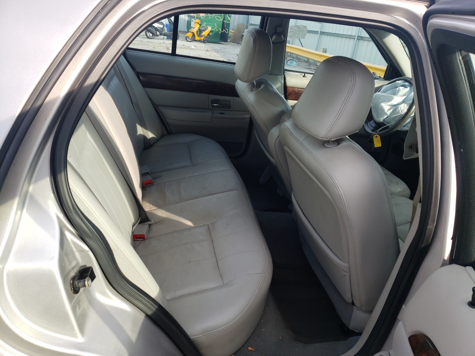Photo 6 from auction – 2005 MERCURY GRAND MARQ with VIN 2MEFM75W35X633006