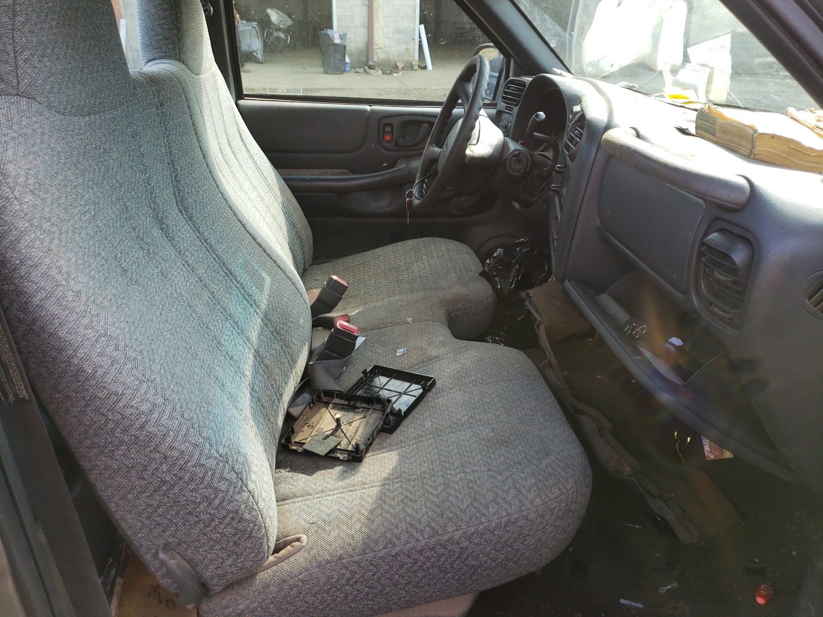 Photo 5 from auction – 1999 GMC SONOMA with VIN 1GTCS1443X8512373
